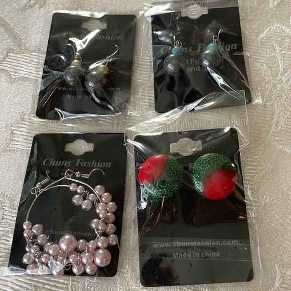 Four New On Cards Chuns Pierced Earrings - Picture 1 of 5